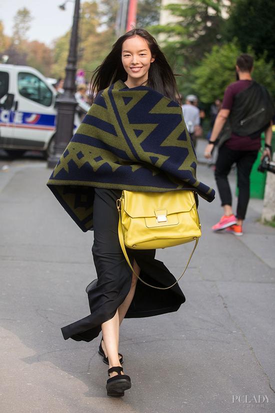 LOOK 1: Burberry披肩+黑色长裙+黑色平底鞋