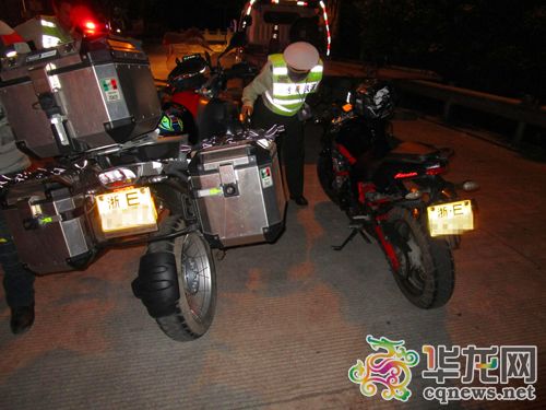 价值30万宝马摩托车上高速 飙车时速达140公