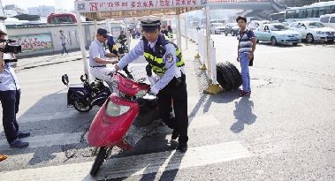 昨日，民警现场查扣超标电动车。 本报记者 刘源 通讯员 张鹏 摄