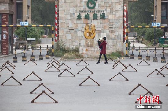 长春一小区门前布满车位锁 “撵走”广场舞