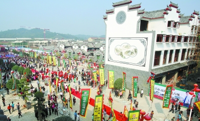 10月9日上午， 益阳市江南古城举行开街典礼，吸引了万余人参加。宁党保 摄