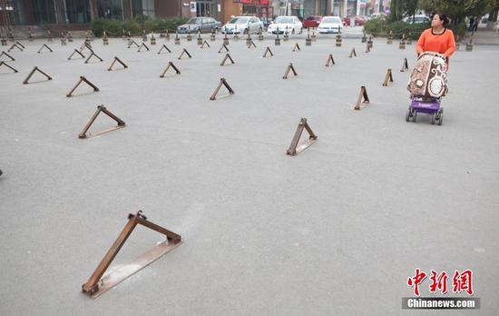 长春一小区门前布满车位锁 “撵走”广场舞