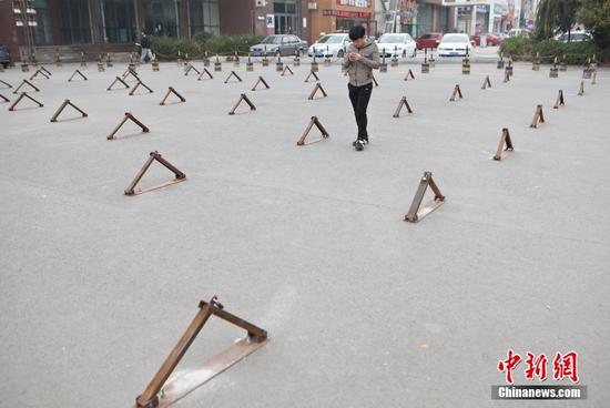 长春一小区门前布满车位锁 “撵走”广场舞