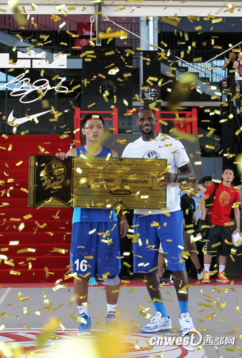 北京的选拔赛，李观洋见到NBA天皇巨星勒布朗•詹姆斯。