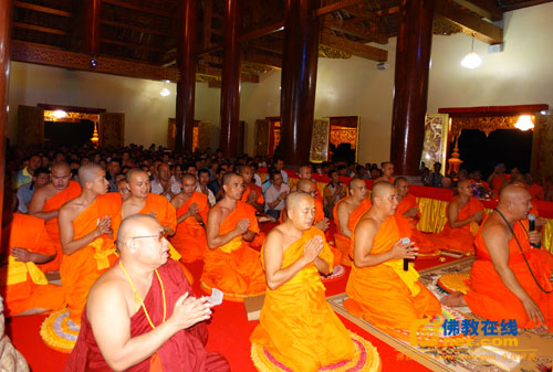 南传佛教解夏安居法会在西双版纳总佛寺举行