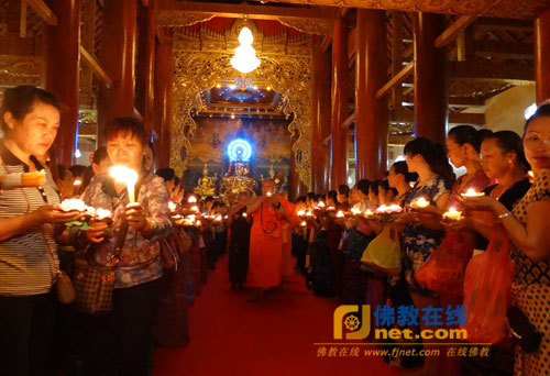 南传佛教解夏安居点灯祈福法会举行