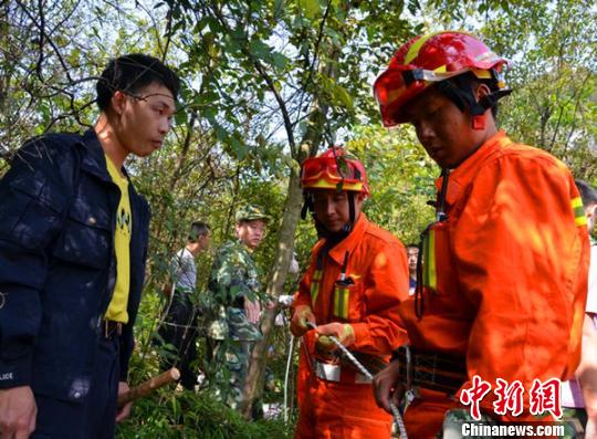 消防人员在山中实施搜救 艾启平 摄