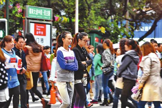 市民逛街冬装登场 周瑜原摄