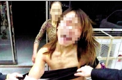 女子疑被当小三遭当街扒光