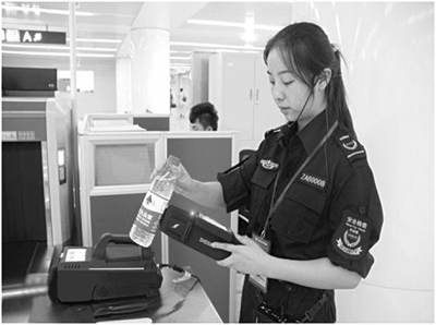 图为台式液体检查仪,安检人员手中的是便携式液体检查仪。