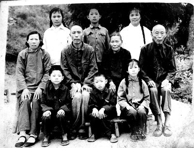 ①1970年，何兆胜一家人在荆门合影，中排左二为何兆胜。京华时报记者王海欣翻拍