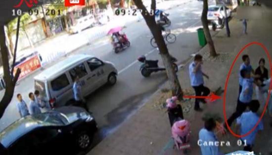 江西十余名城管围殴花店夫妇现场