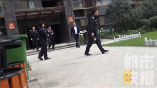 刑警隊到現(xiàn)場進(jìn)行勘察