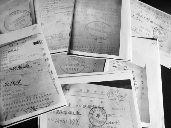 10月12日，郴州市石盖塘镇小溪村的村民出示部分村干部消费的票据复印件。图/记者朱远祥