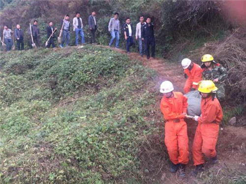 延安邮电巷凤凰山山体滑塌救援现场。常万琳/摄