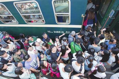 从10月14日凌晨起，拥有78年历史的南京中华门火车站将停止办理客运业务。10月12日，中华门站办理客运的最后一个星期天，1200多人选择乘坐一趟7102次绿皮火车，送别这座老牌火车站。