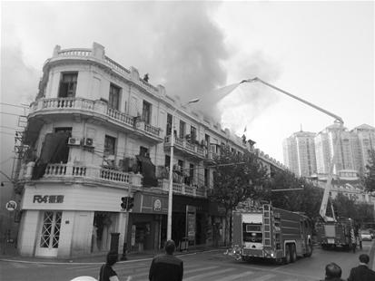 汉口南京路租借老房子失火 起火原因正在调查