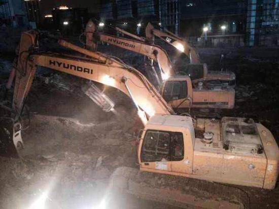 挖掘机昼夜施工