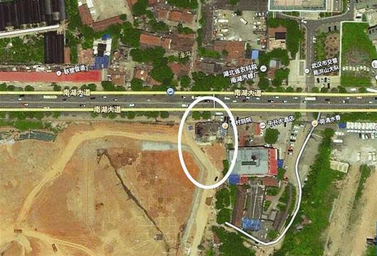 圖為：因酒店擋道，小區(qū)道路在此繞行（圖中畫圈處）