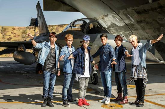 MP魔幻力量拍新MV 与喷射战机同出镜