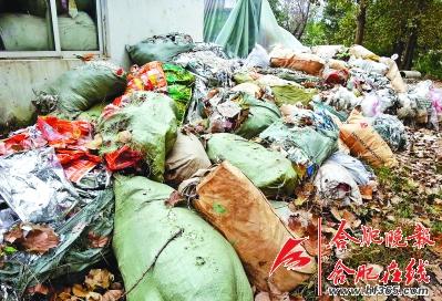 大房郢水库旁藏塑料厂 排出废水又黑又臭