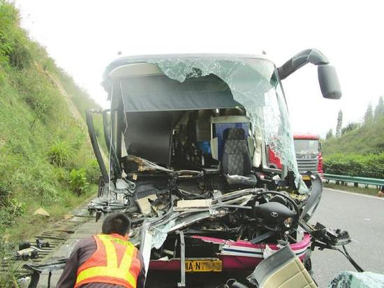 客车撞上平板货车,26名乘客均受伤