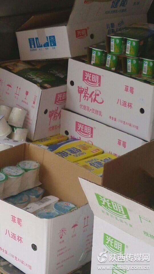 各种需要冷藏的酸奶制品随意堆放在一起。