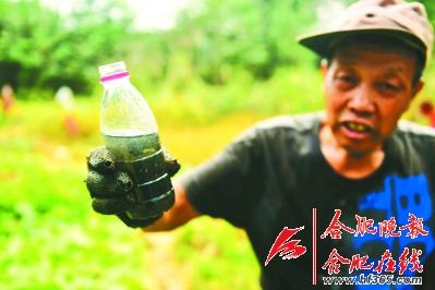 大房郢水库旁藏塑料厂 排出废水又黑又臭