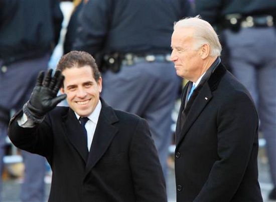 资料图：美国副总统拜登和儿子亨特·拜登2009年1月20日在首都华盛顿参加奥巴马的就职游行。