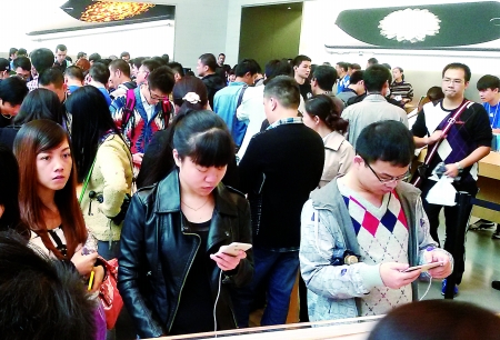 顾客在试用苹果新款手机