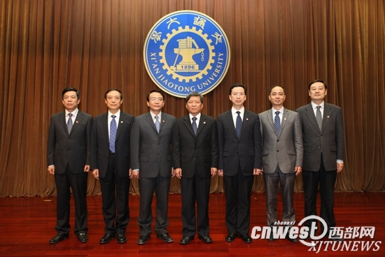 西安交通大学换届后行政领导合影。