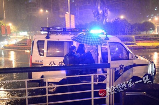 雨夜女子与男友分手无钱回家 好心大姐报警相助