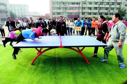 快乐乒乓赛”比的不是乒乓球，而是在乒乓球桌上用脑袋打排球。10月17日上午，在西安北郊公交六公司的院子里，举行了一场别开生面的“乒乓赛”决赛。
