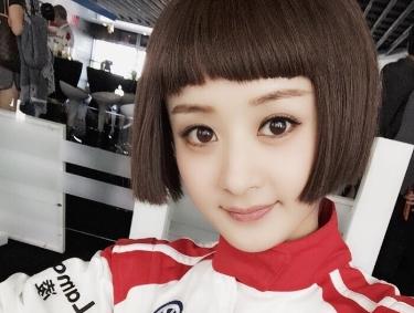 赵丽颖短发赛车服帅