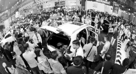 武汉车展人流量井喷 200万元宾利首日被拍下