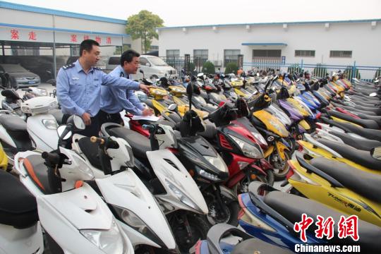 圖為辦案民警正在登記核實(shí)摩托車信息。為百余輛被盜摩托車“找家”?！瞧嬗?攝