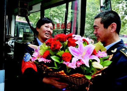 夫妻20年同開一輛公交車 每天他下班時(shí)她上班
