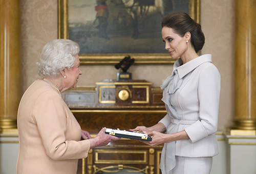 安吉丽娜朱莉在白金汉宫接受英女王颁发荣誉爵士勋章