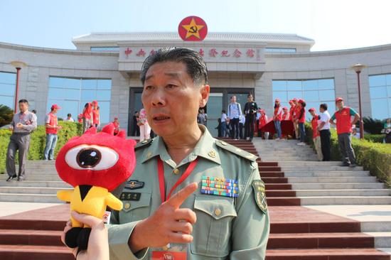 开国上将杨得志之子杨建华接受新浪江西的采访。