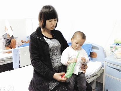 已怀孕9个多月，奚春红仍忙着照顾患病女儿