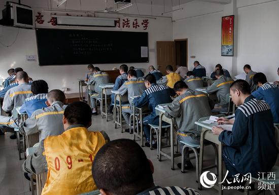 服刑人员在考场认真答题。（李斌/摄）