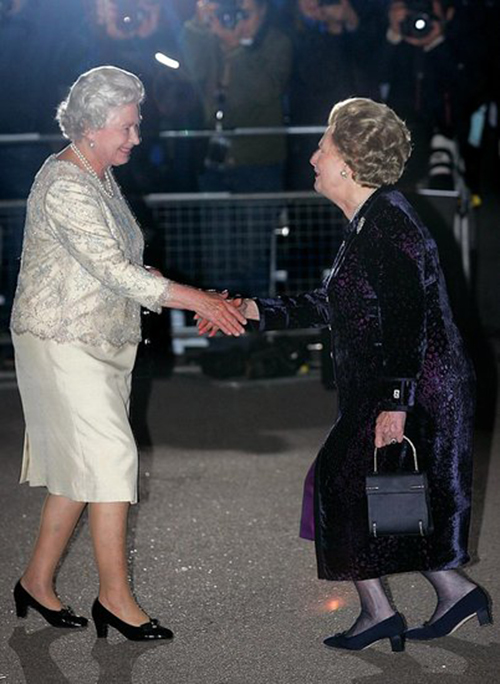 撒切尔夫人：做英女王的时尚双胞胎