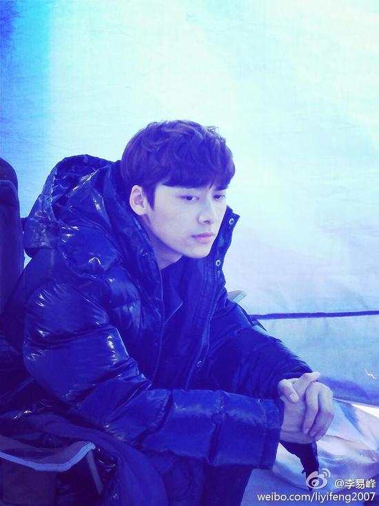 李易峰晒卷毛齐刘海 呆萌样自称吊炸天