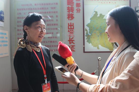 李聚奎上将之女李卫雨受邀出席活动并接受新浪江西的采访。
