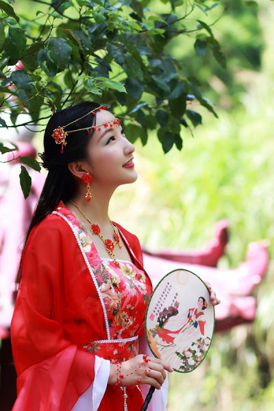 图:湖北通城黄袍山古装美女秀