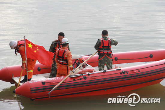 消防官兵搜寻跳河男子。