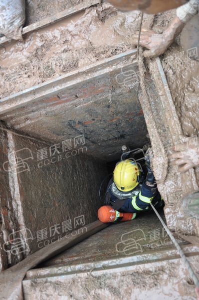 两清淤工不慎跌落下水道 致一死一伤