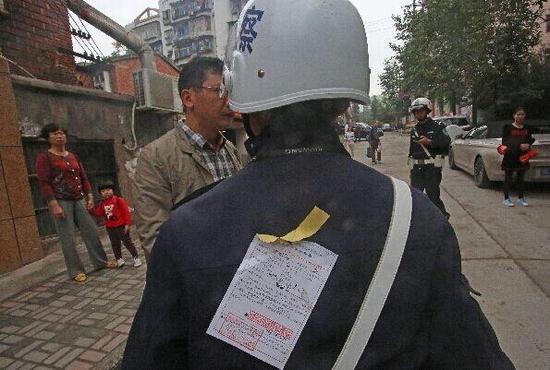 宜昌司机因不满被罚 当场撕下罚单贴交警背上
