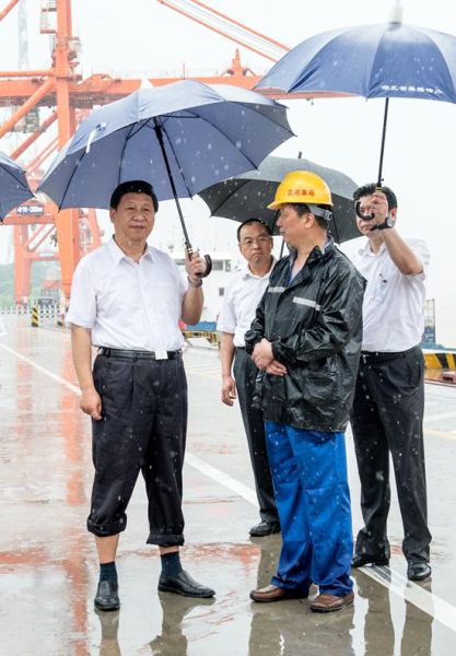 习近平冒雨考察武汉新港