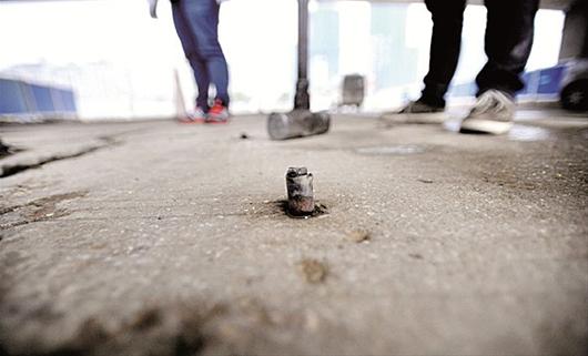 图为:武汉街头这样害人的钉子不少